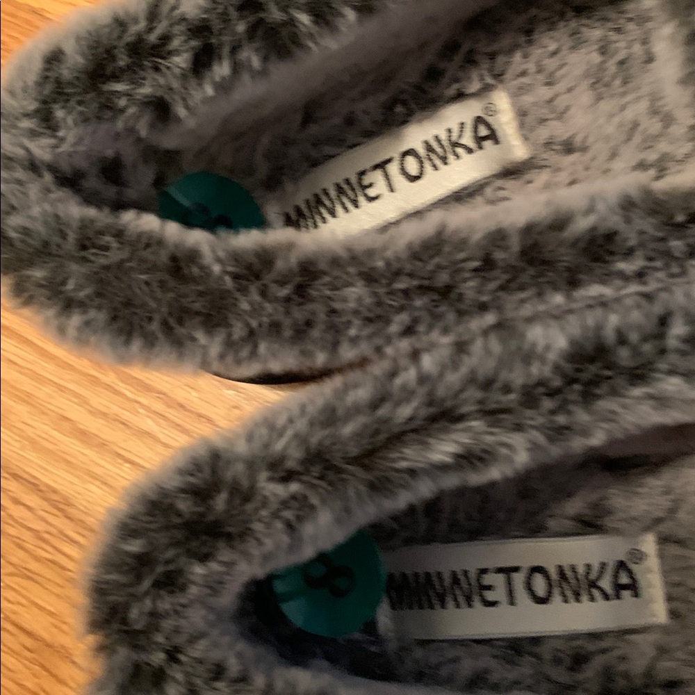 Black suede Minnetonka moccasins w faux fur size 8 w rubber soles slippers - Picture 7 of 7